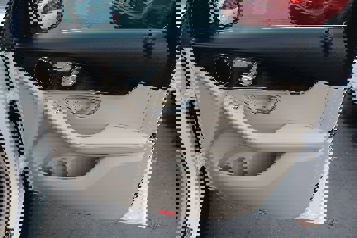 Used 2019 Mercedes-Benz GLC 300 w/ Premium Package image 19