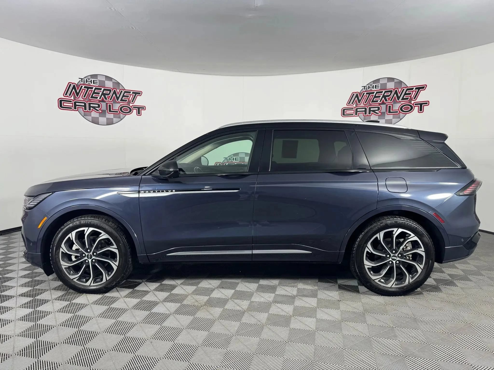 Used 2024 Lincoln Nautilus Reserve w/ Equipment Group 202A AWD/4WD image 4