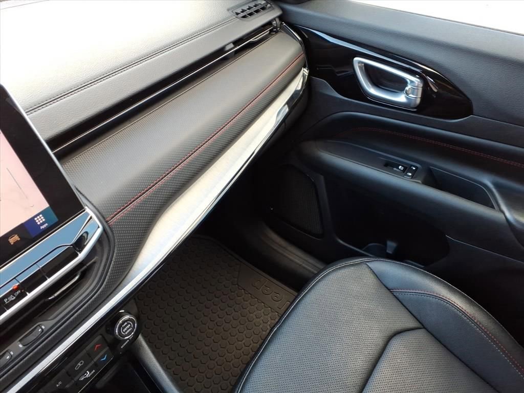 Used 2025 Jeep Compass Trailhawk w/ Trailhawk Elite Group image 30