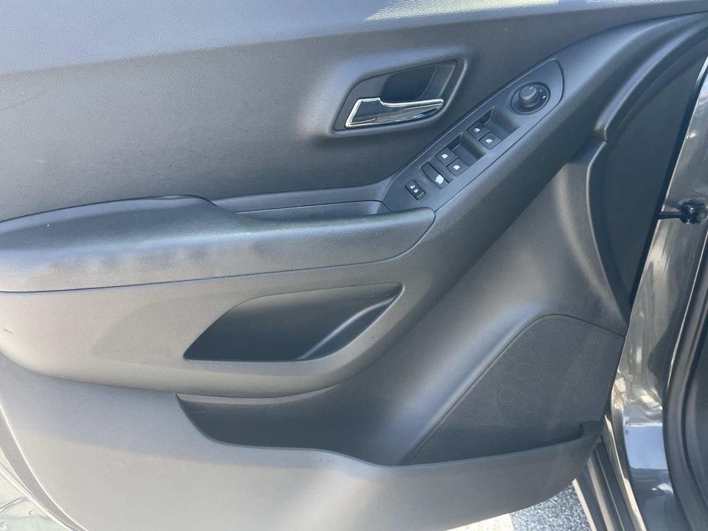 Used 2019 Chevrolet Trax LS FWD image 14