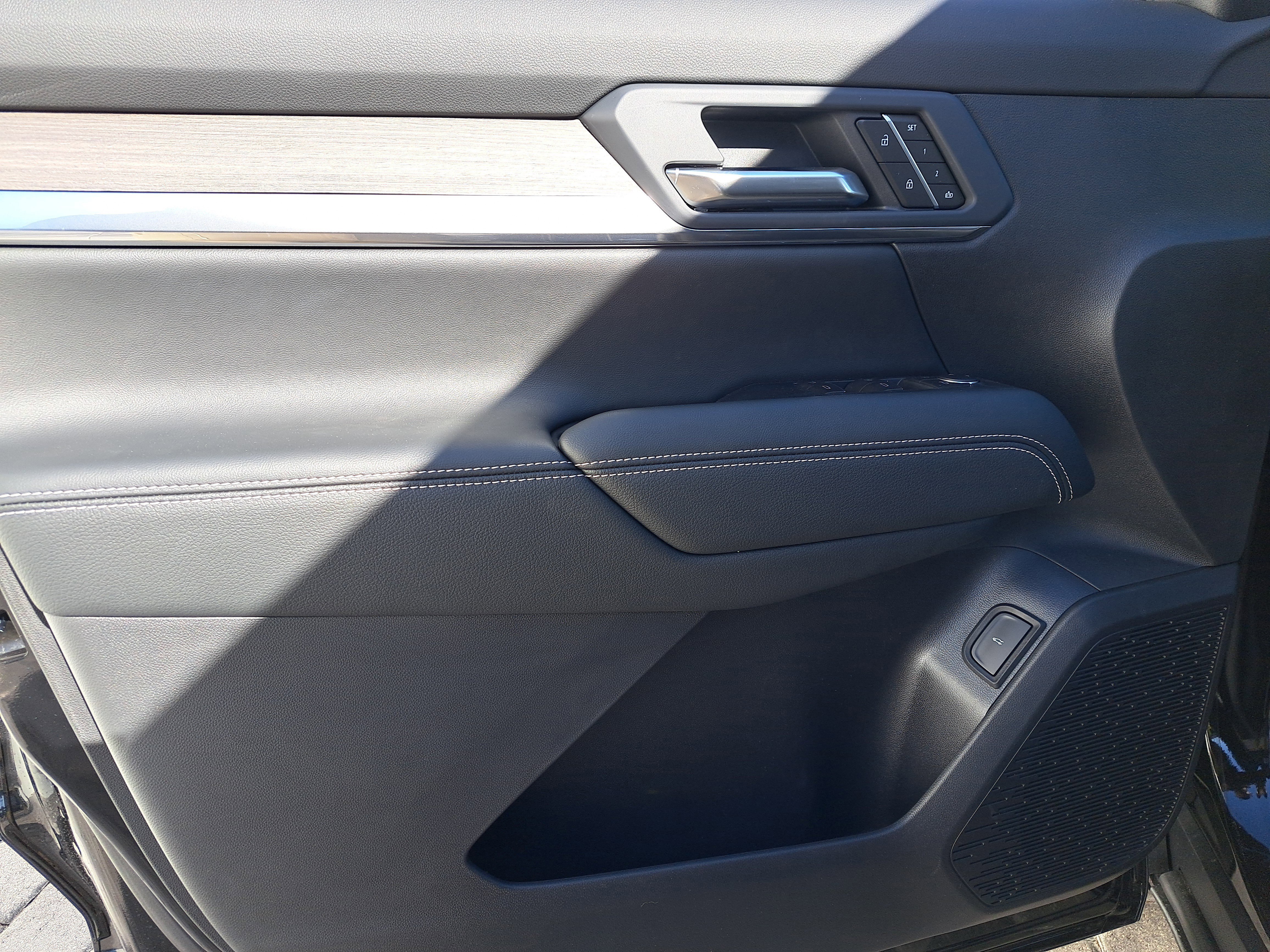 New 2026 GMC Terrain Denali w/ LPO, Black Badging Package image 18