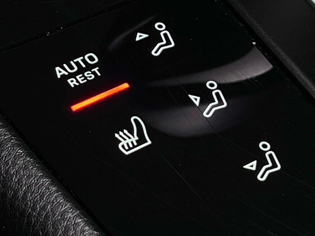 Certified 2023 Porsche Macan AWD/4WD image 32
