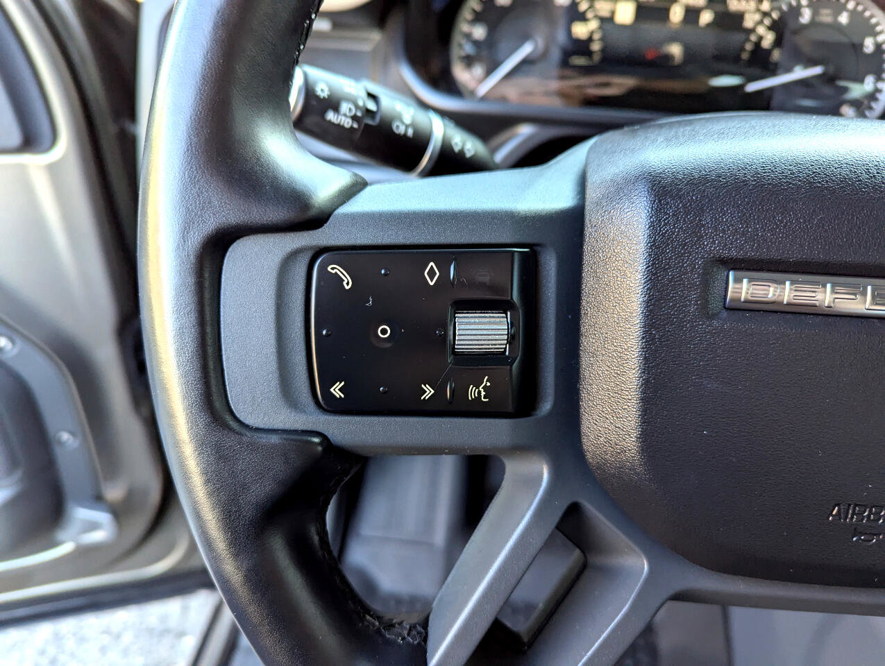 Used 2023 Land Rover Defender 110 X-Dynamic SE image 18