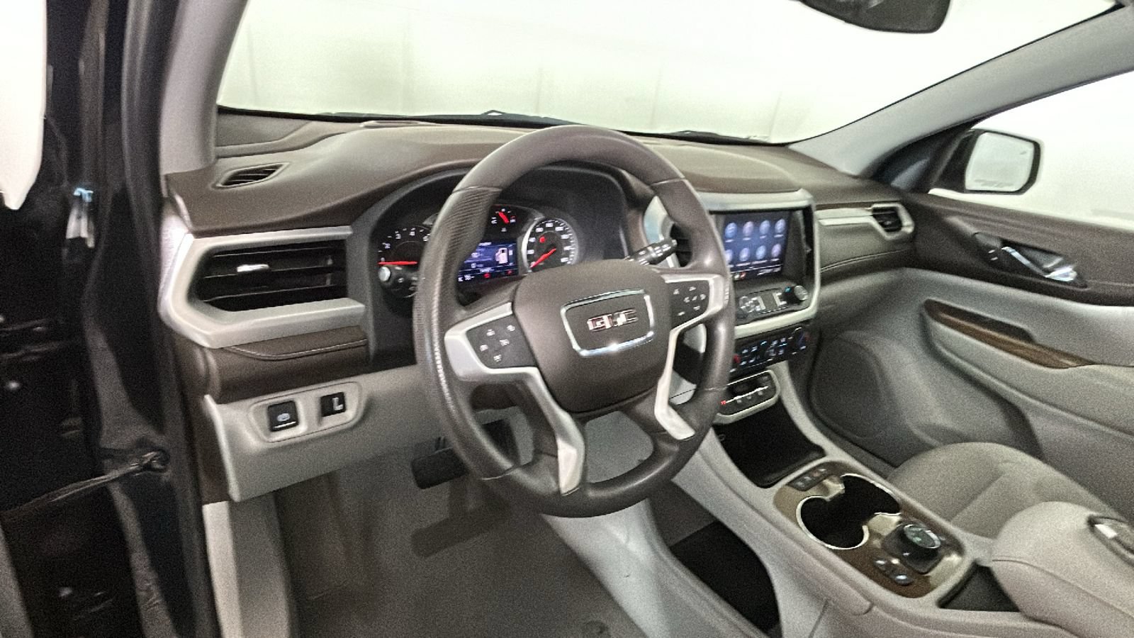 Used 2022 GMC Acadia SLE w/ LPO, Cargo Package AWD/4WD image 16