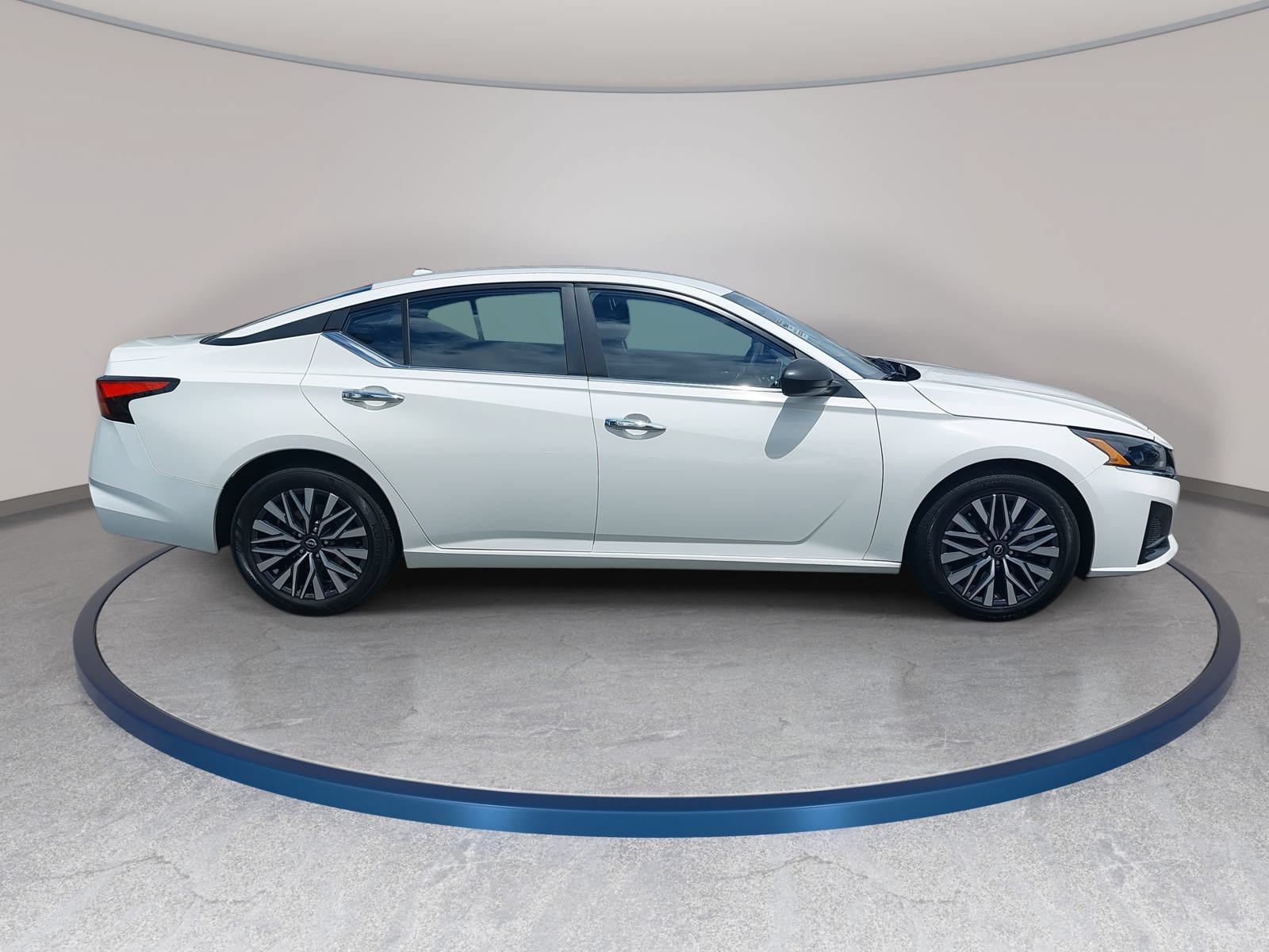 Used 2025 Nissan Altima 2.5 SV FWD image 4