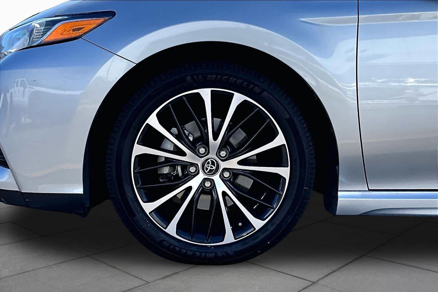 Used 2020 Toyota Camry SE w/ Convenience Package FWD image 10