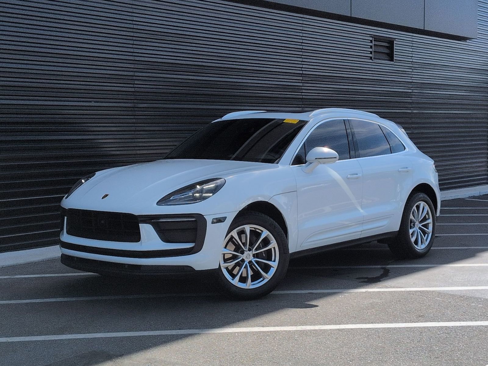 Certified 2022 Porsche Macan image 1