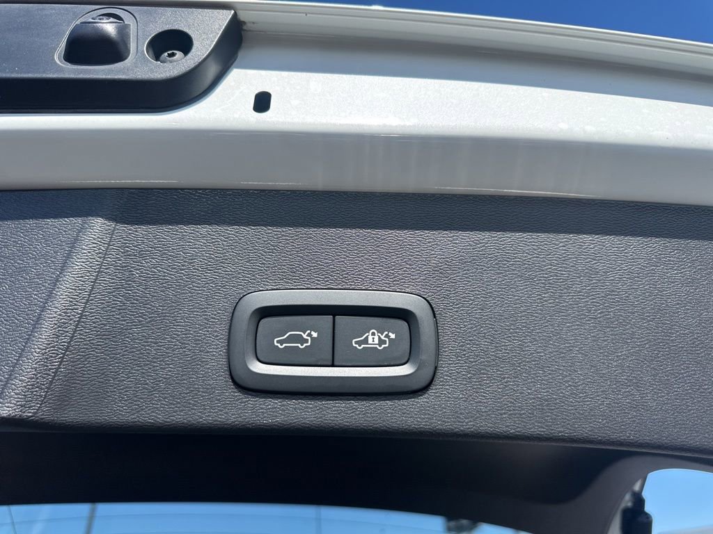 Used 2024 Volvo XC40 B5 Core image 14