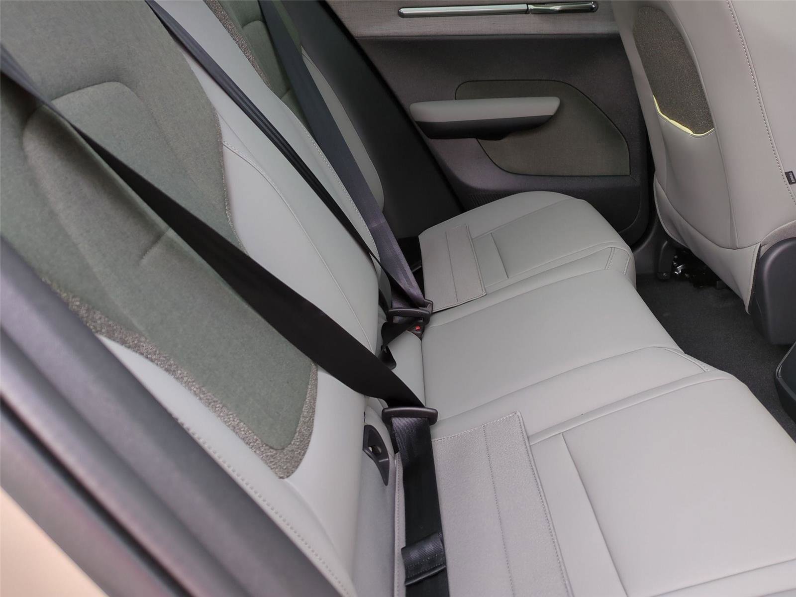 New 2026 Volvo EX30 Plus w/ Protection Package image 19