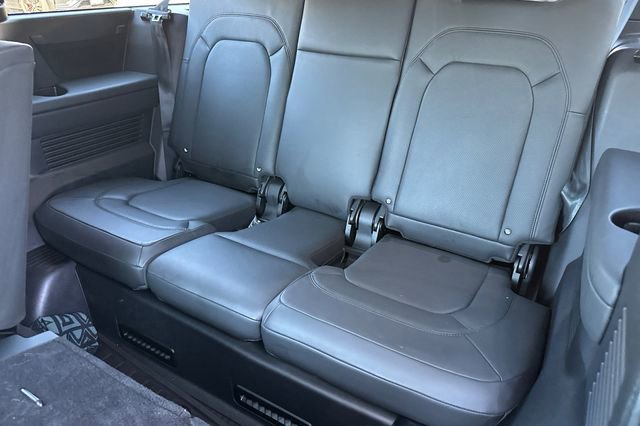 Used 2023 Land Rover Defender 130 SE image 14