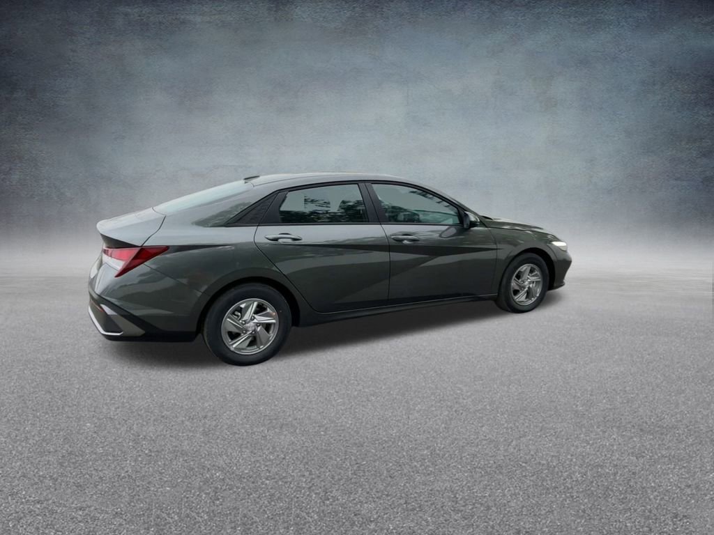 Used 2025 Hyundai Elantra SE image 24