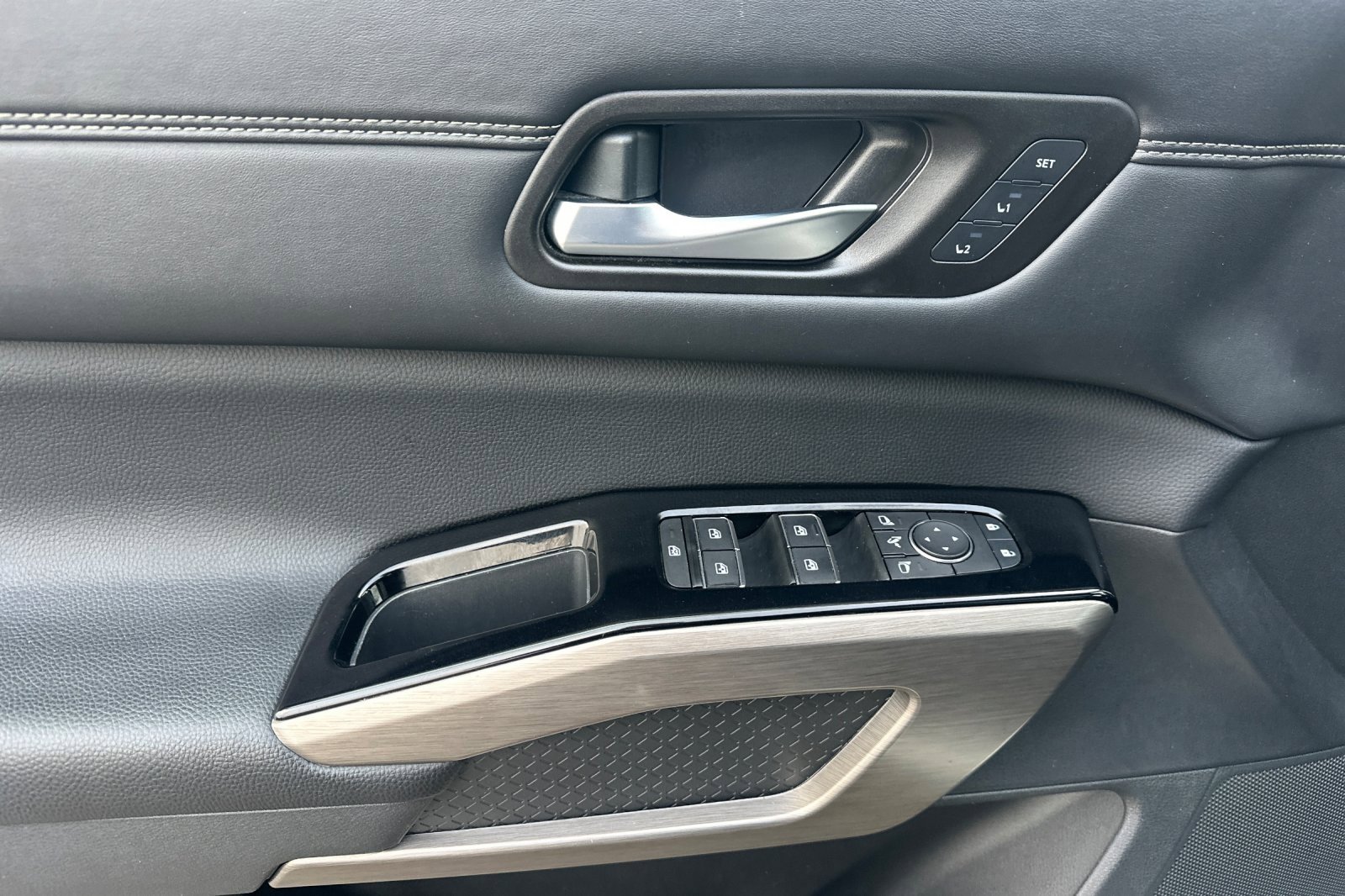 Used 2023 Nissan Pathfinder Platinum image 12