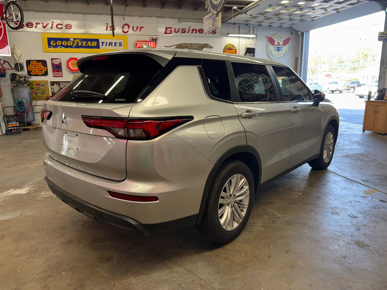 Used 2022 Mitsubishi Outlander ES image 5