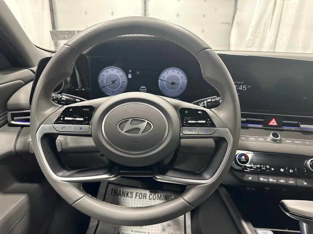 Used 2025 Hyundai Elantra SEL image 18