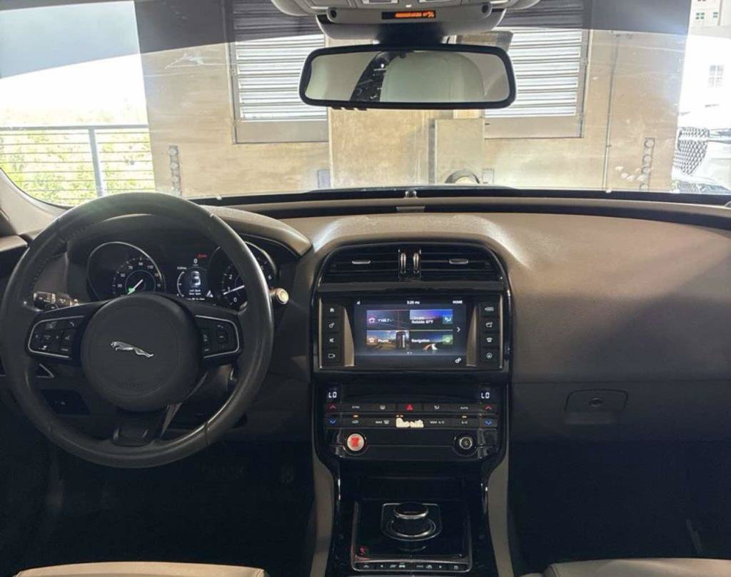 Used 2017 Jaguar XE Premium RWD image 4