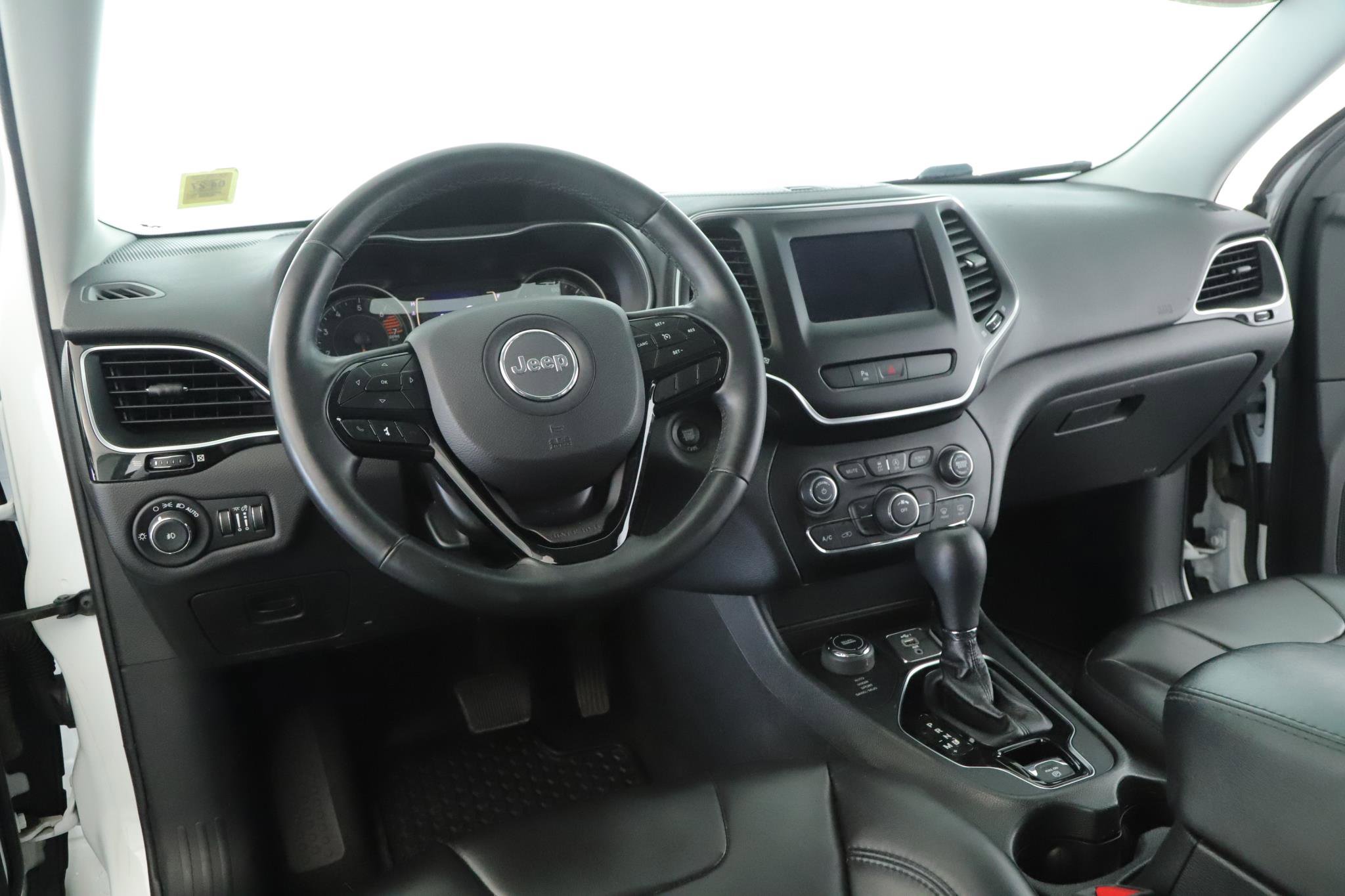 Used 2019 Jeep Cherokee Latitude Plus AWD/4WD image 2