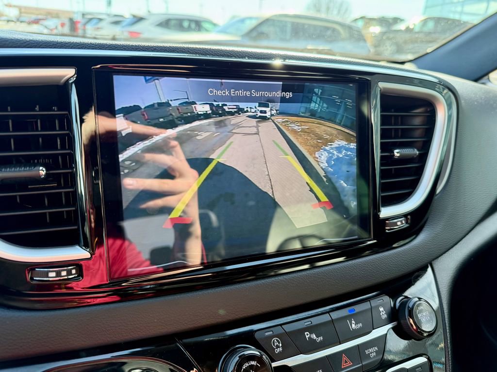 Used 2025 Chrysler Pacifica Select image 28