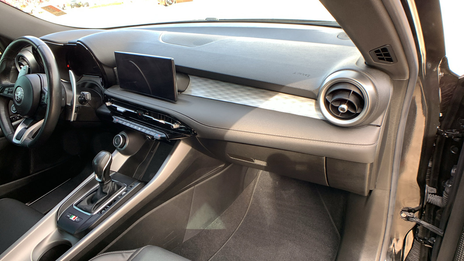 Used 2024 Alfa Romeo Tonale Veloce w/ Premium Interior Package image 32