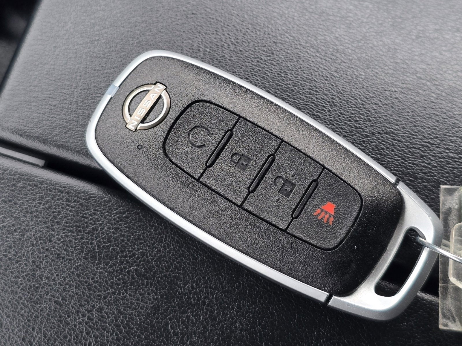 Used 2023 Nissan Rogue SV image 31