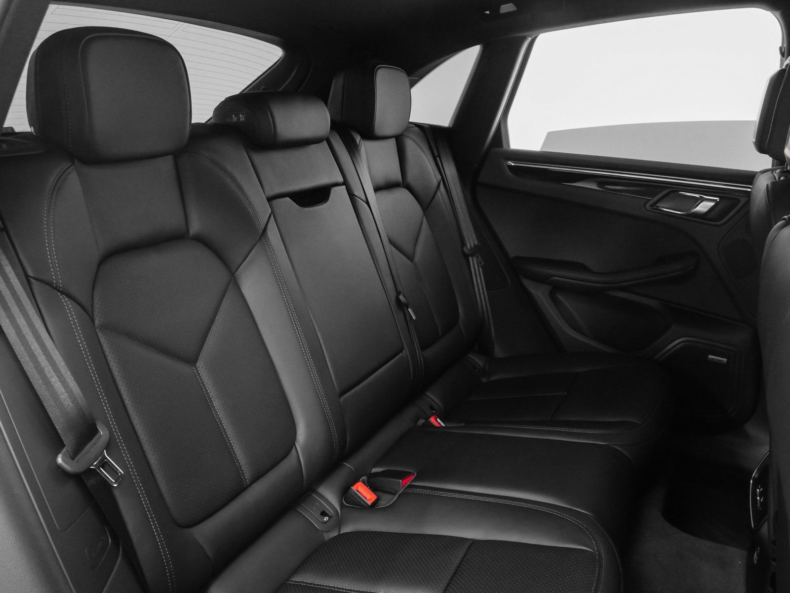 Certified 2025 Porsche Macan AWD/4WD image 18