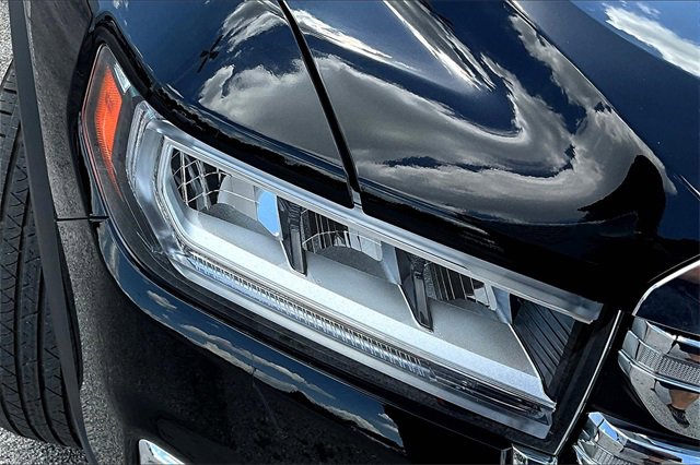 Used 2023 GMC Acadia SLE image 33