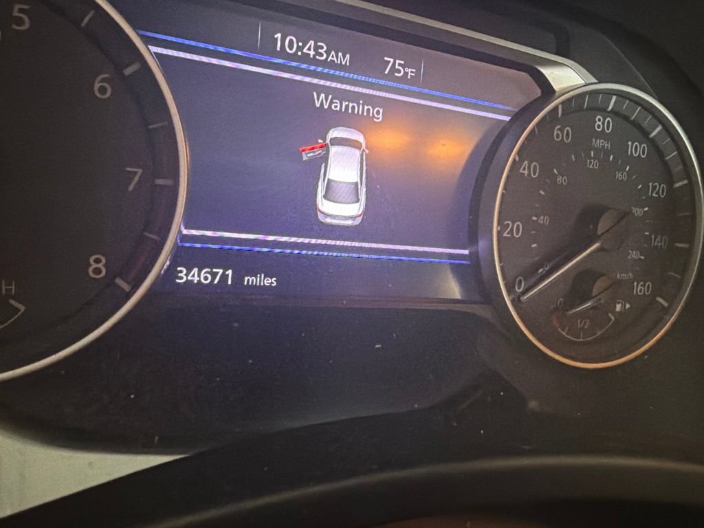 Used 2024 Nissan Sentra SR FWD image 3