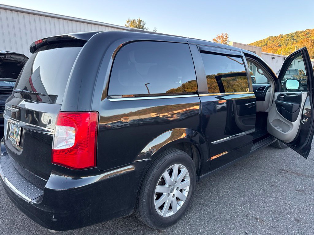 Used 2015 Chrysler Town & Country Touring FWD image 4