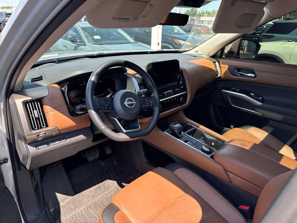Certified 2025 Nissan Pathfinder Platinum w/ Black Appearance Package AWD/4WD image 12