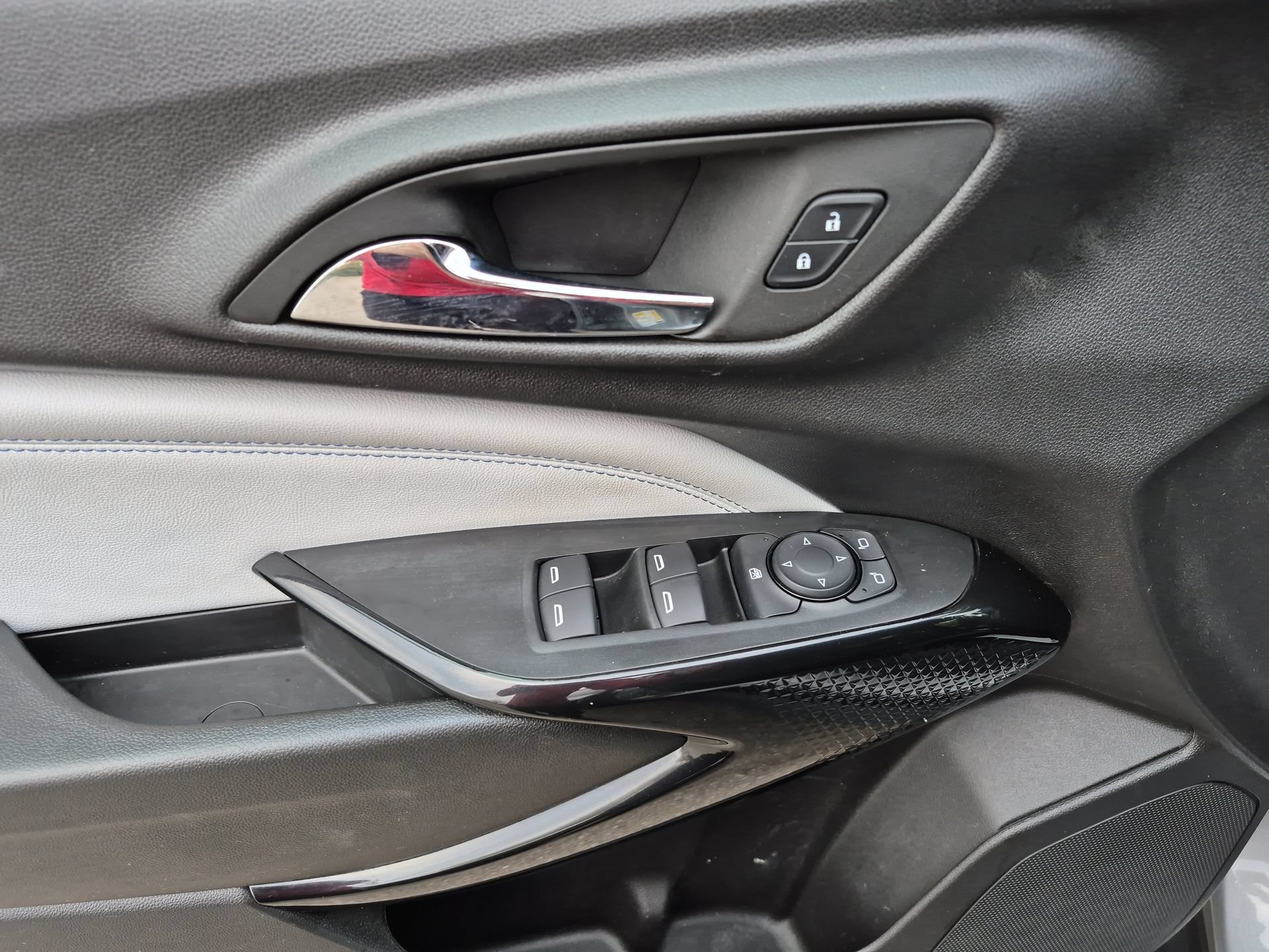 Used 2025 Chevrolet Trax LT FWD image 22