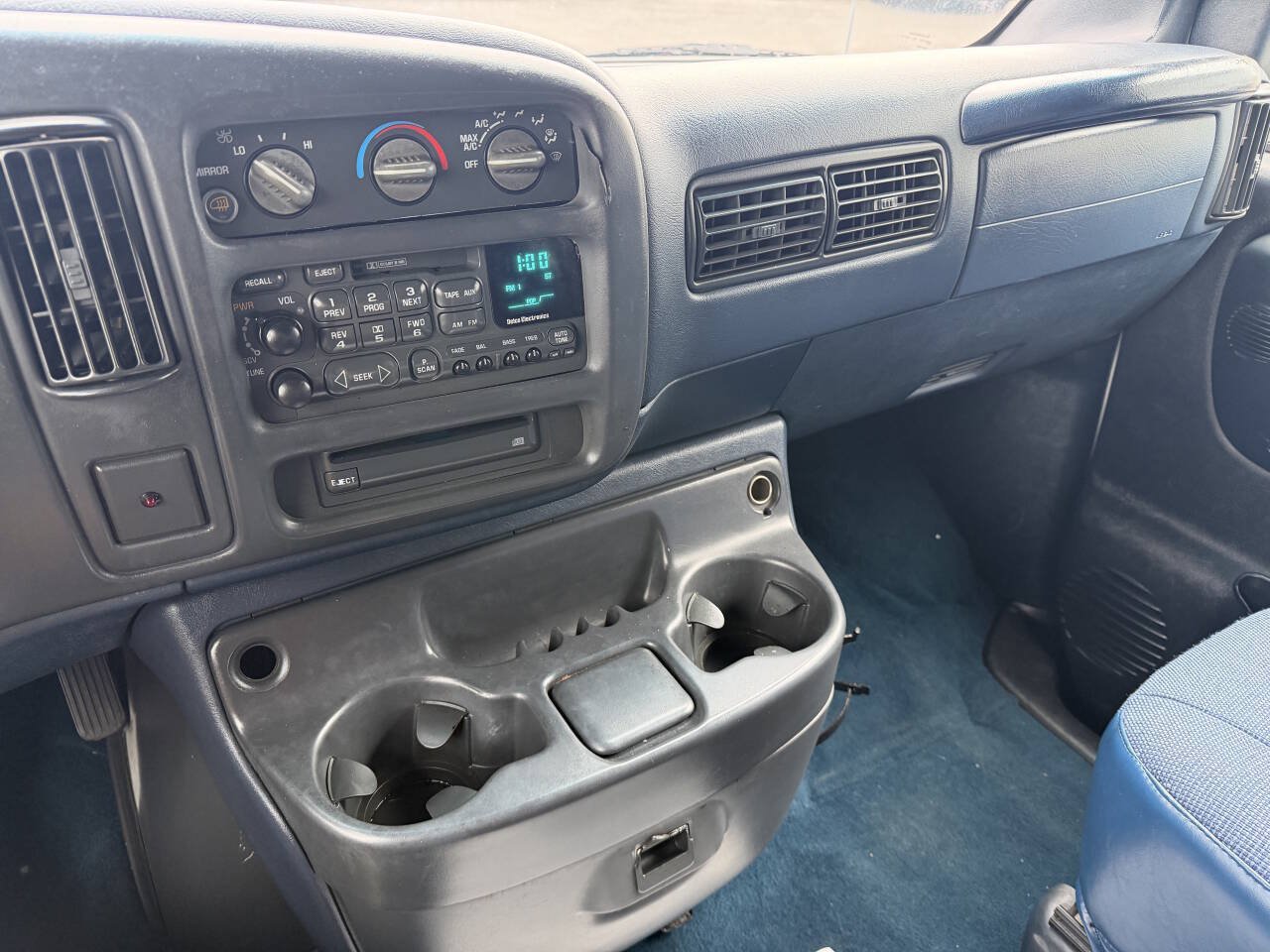Used 2000 Chevrolet Express 3500 Extended Passenger w/ Preferred Equipment Group RWD image 22
