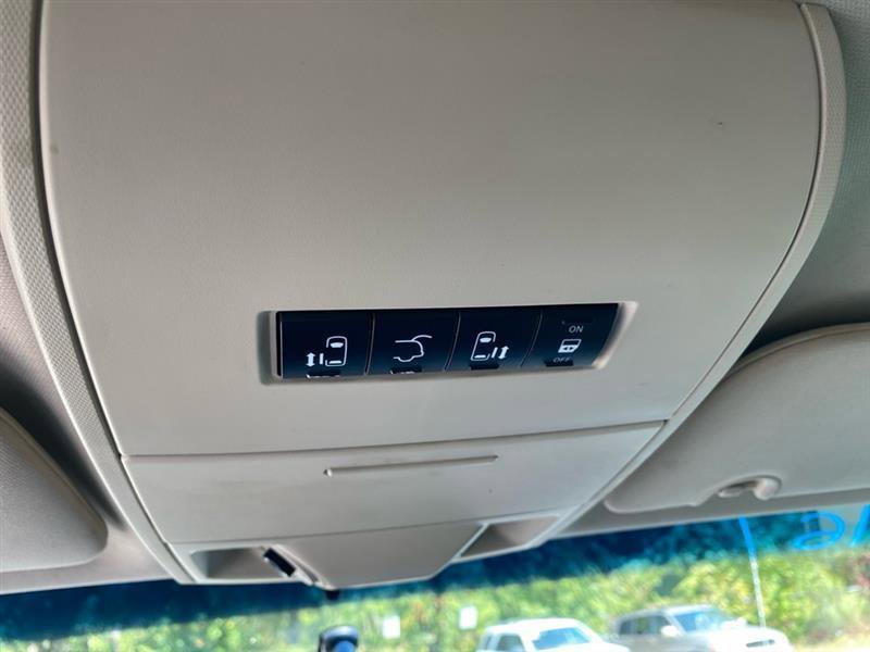 Used 2011 Chrysler Town & Country Touring-L FWD image 14