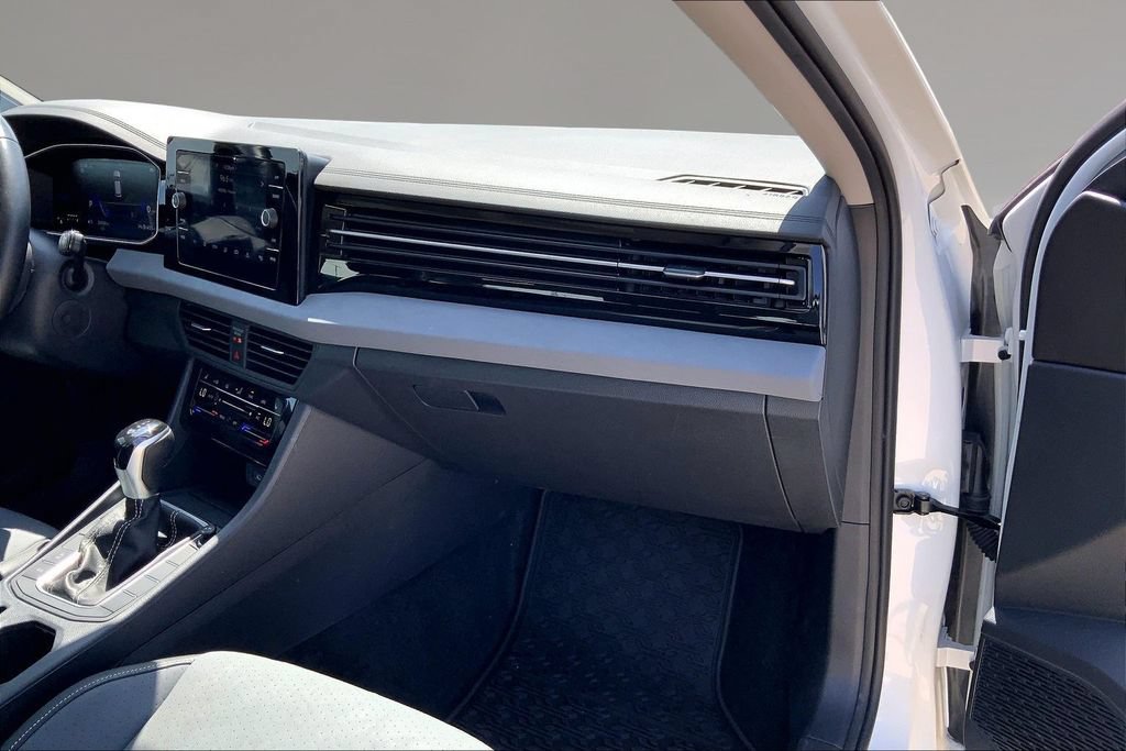 Certified 2025 Volkswagen Jetta SE w/ Sunroof Package FWD image 16