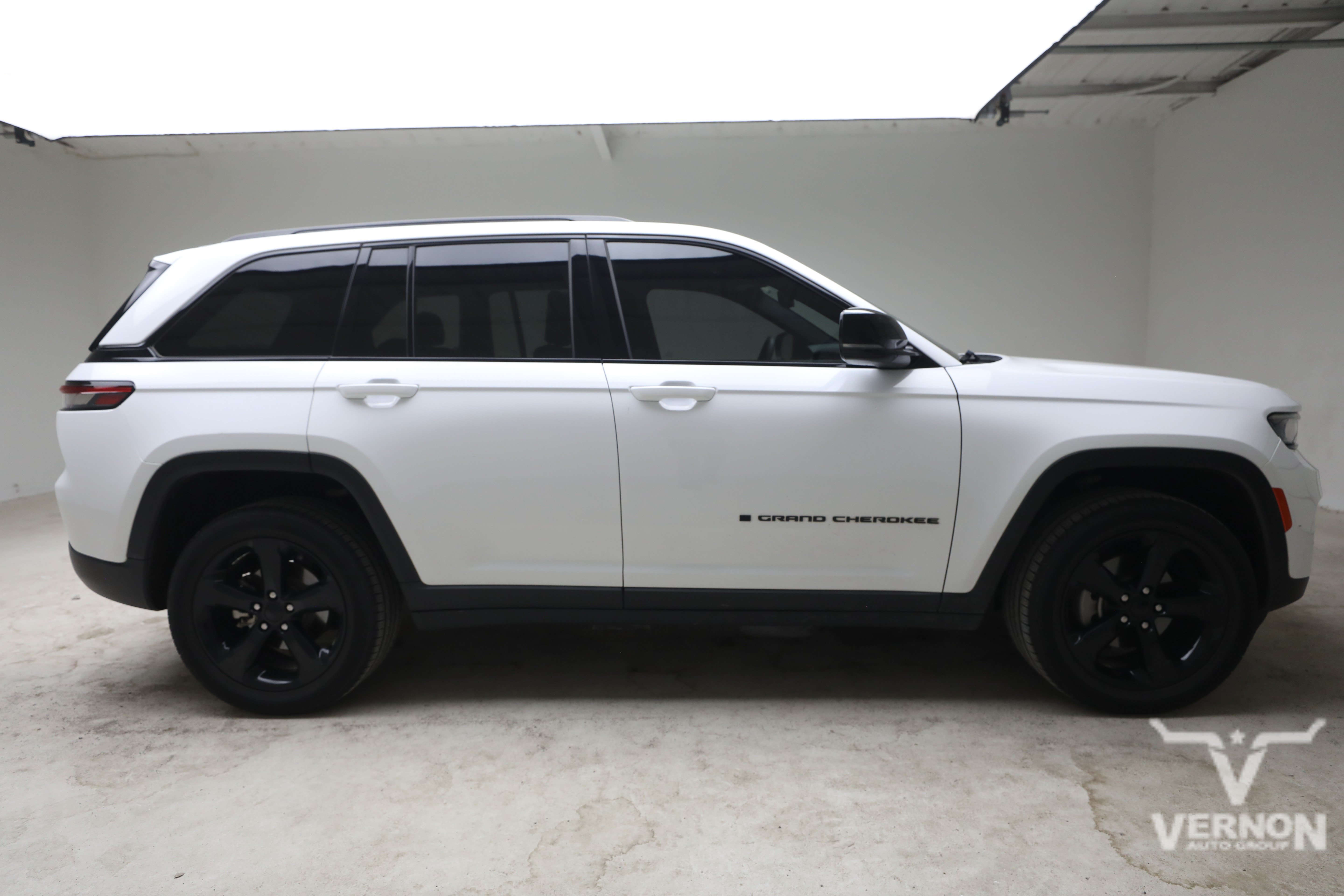 Used 2023 Jeep Grand Cherokee Altitude AWD/4WD image 5