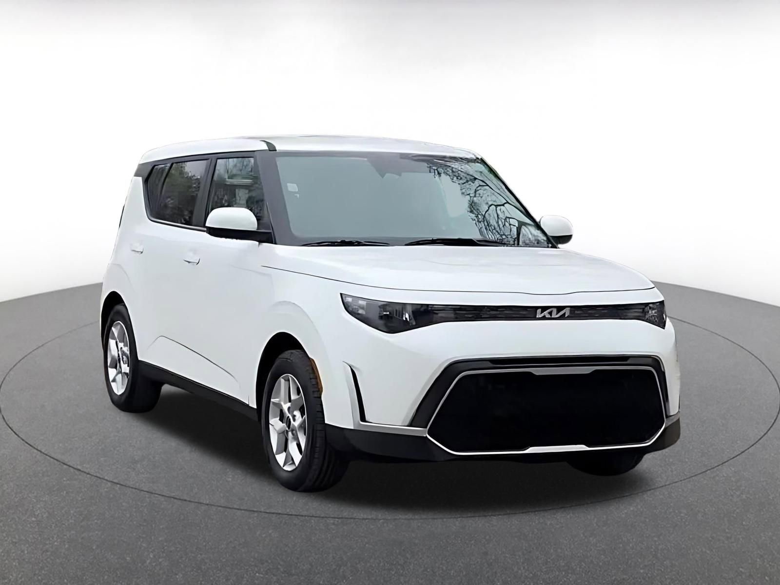 Used 2025 Kia Soul LX w/ LX Technology Package FWD image 3