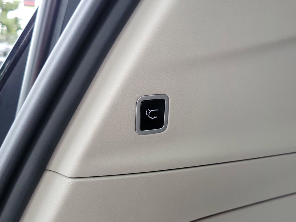 Used 2023 Chrysler Pacifica Touring-L image 23