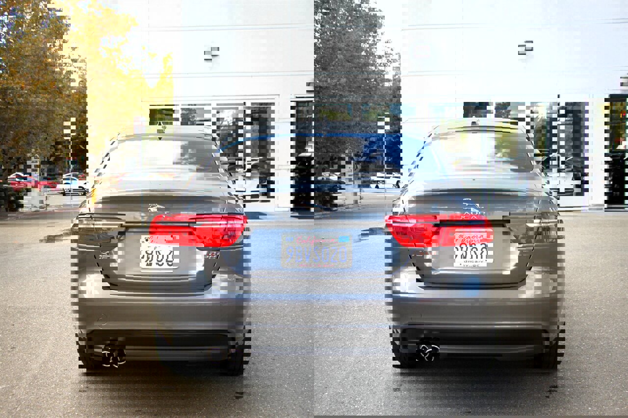 Used 2018 Jaguar XE Premium image 7