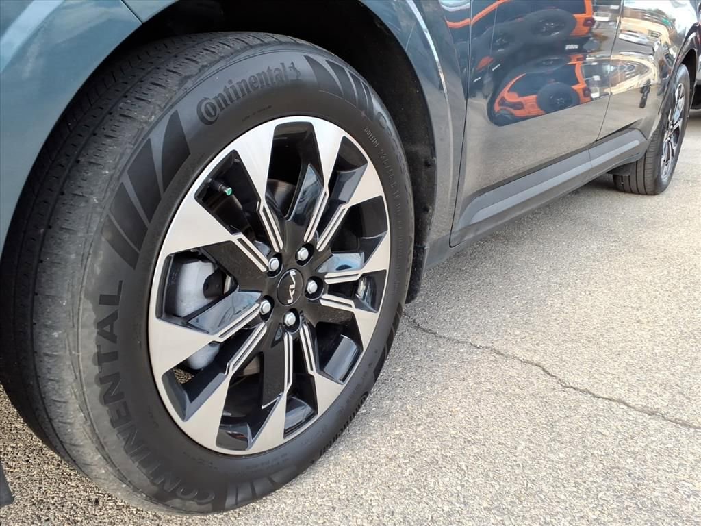 Used 2024 Kia Carnival EX image 10