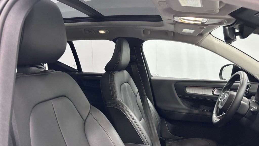 Certified 2025 Volvo XC40 B5 Plus AWD/4WD image 19