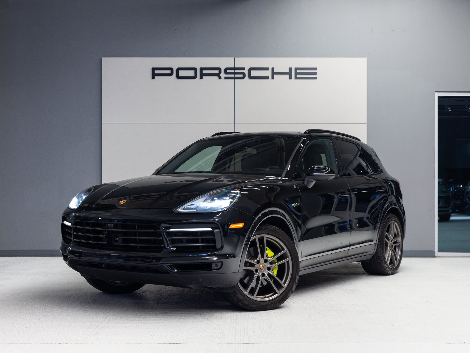 Certified 2023 Porsche Cayenne Platinum Edition AWD/4WD image 1