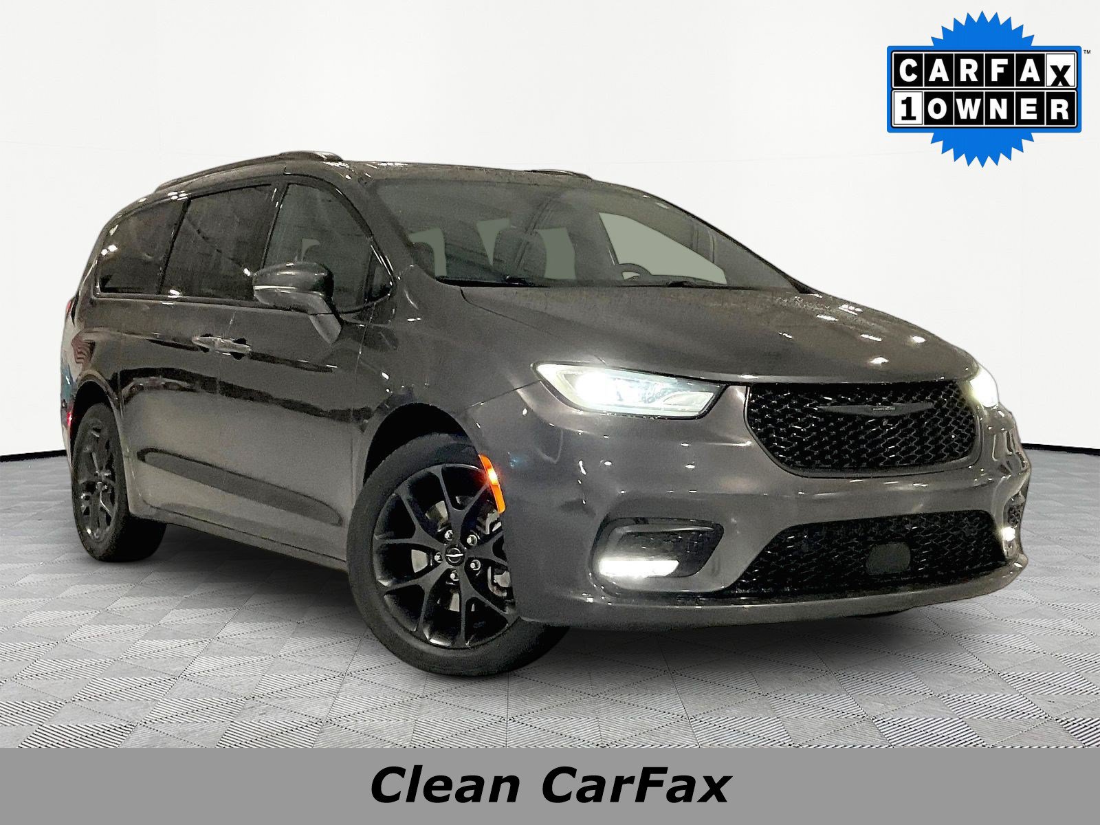 Used 2022 Chrysler Pacifica Limited w/ Uconnect Theater Family Group AWD/4WD image 3