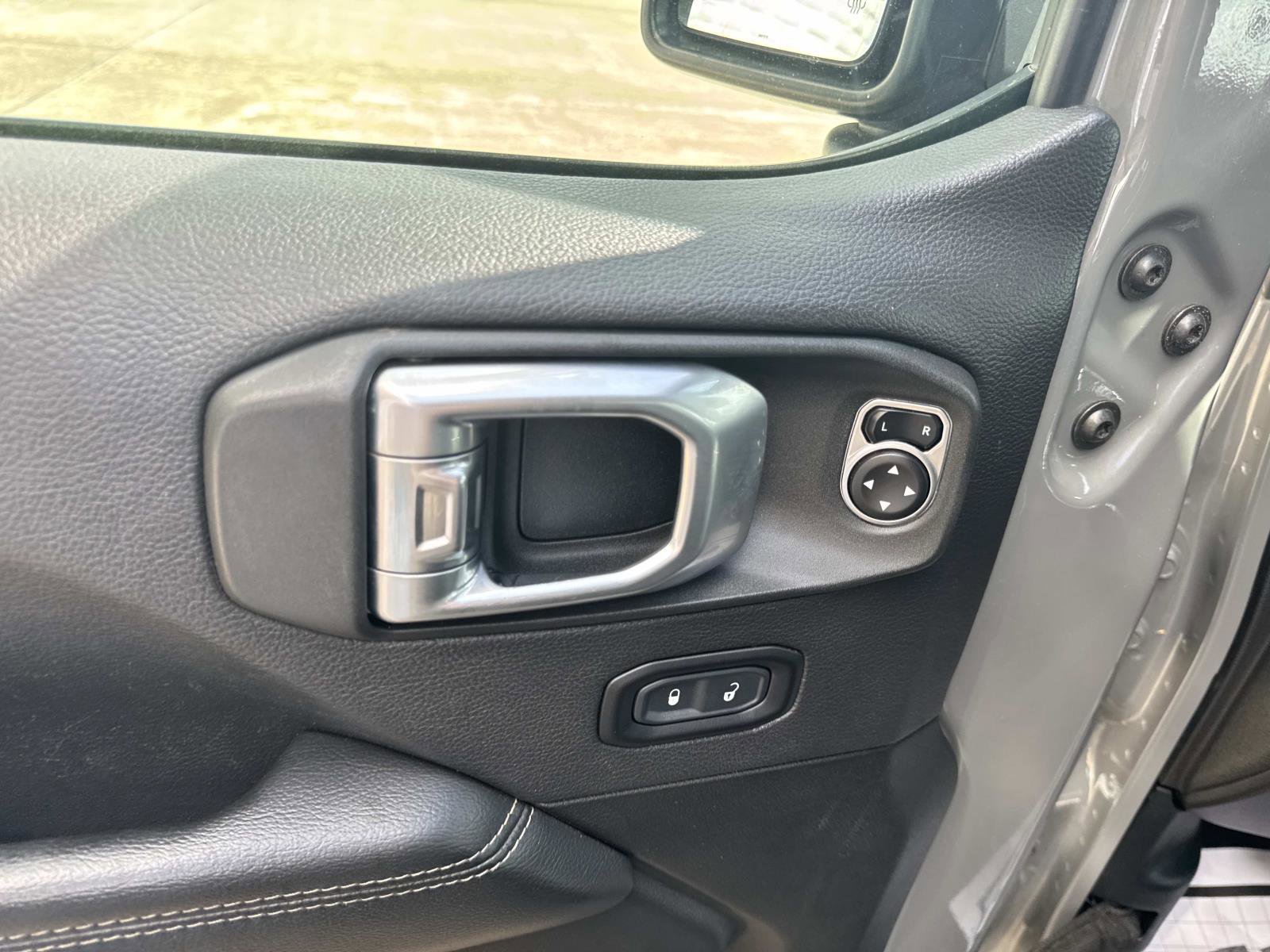 Used 2020 Jeep Gladiator Overland AWD/4WD image 19