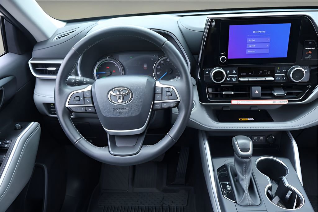 Certified 2025 Toyota Highlander XLE AWD/4WD image 14