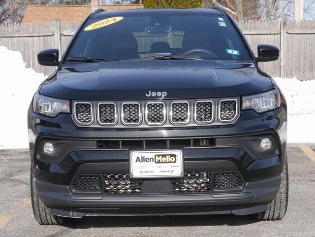 Used 2024 Jeep Compass Latitude image 2