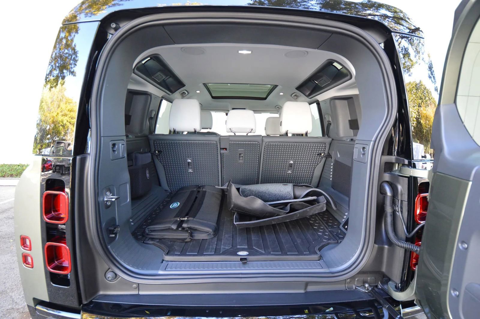 Used 2025 Land Rover Defender 110 X-Dynamic SE image 59