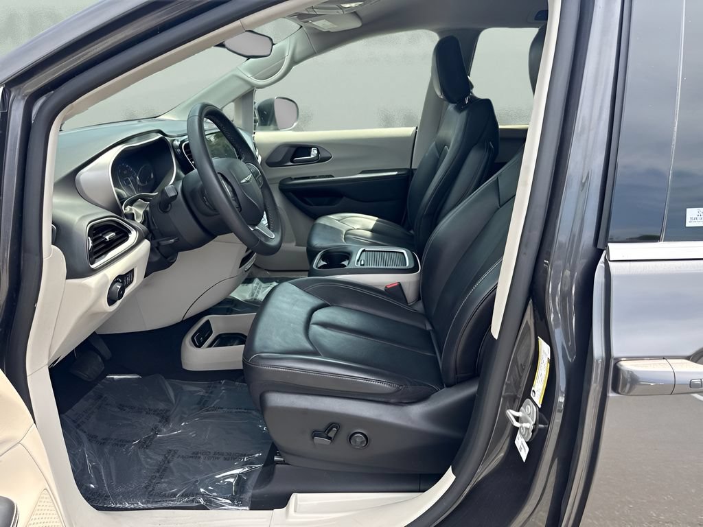 Used 2023 Chrysler Pacifica Touring-L FWD image 9