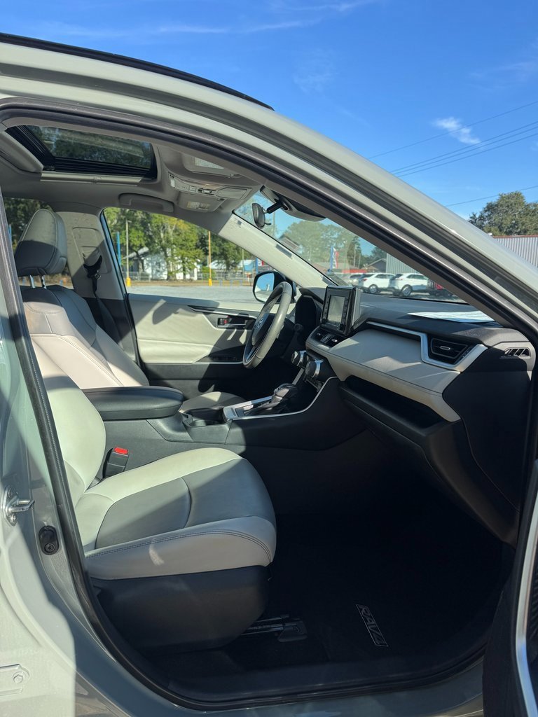 Used 2020 Toyota RAV4 XLE Premium image 9