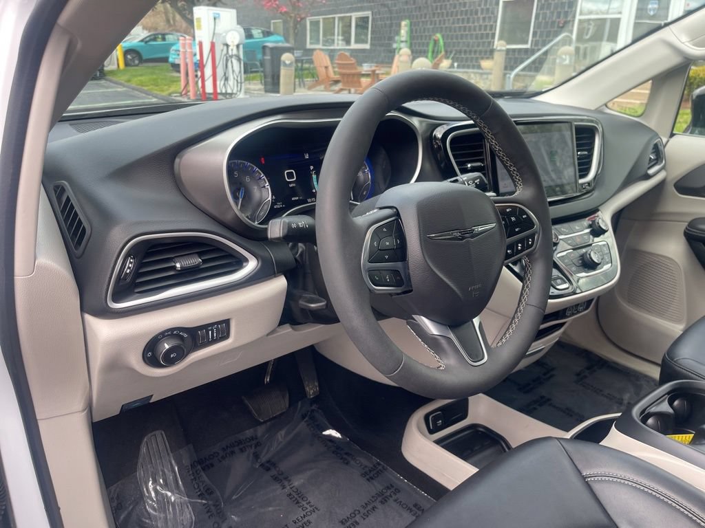 Used 2024 Chrysler Pacifica Touring-L FWD image 10