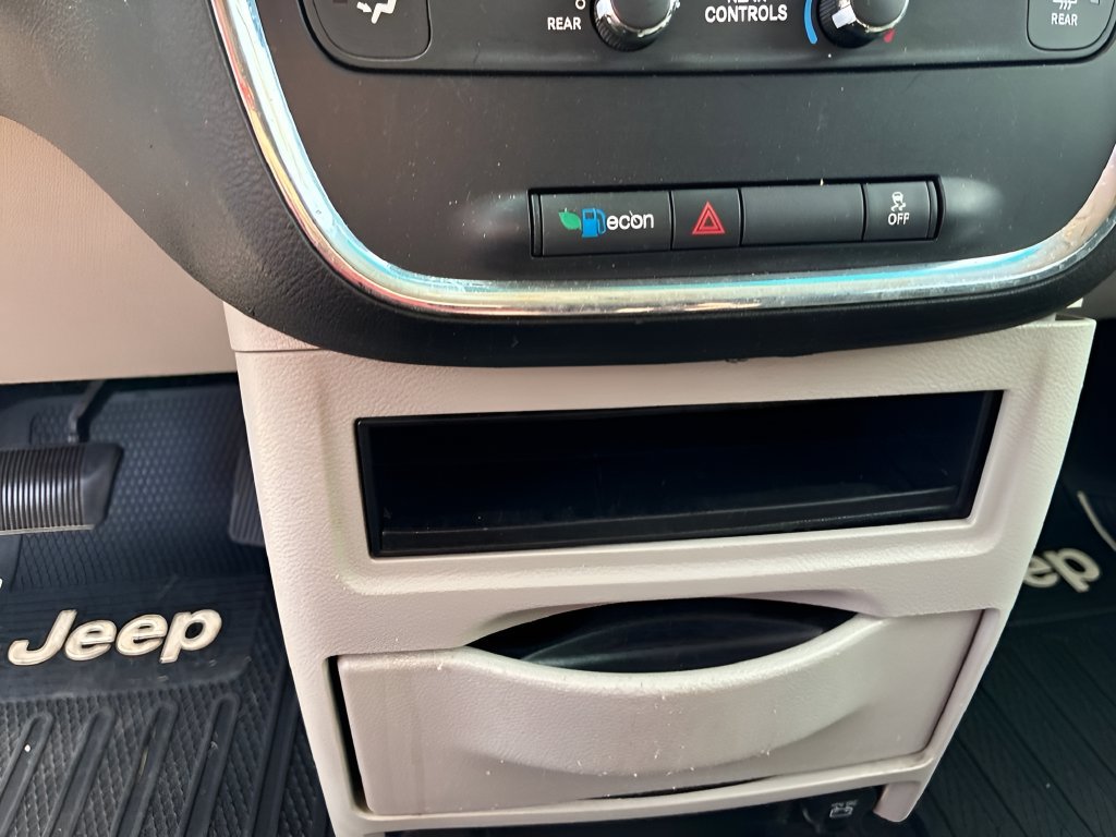 Used 2012 Dodge Grand Caravan SXT FWD image 24