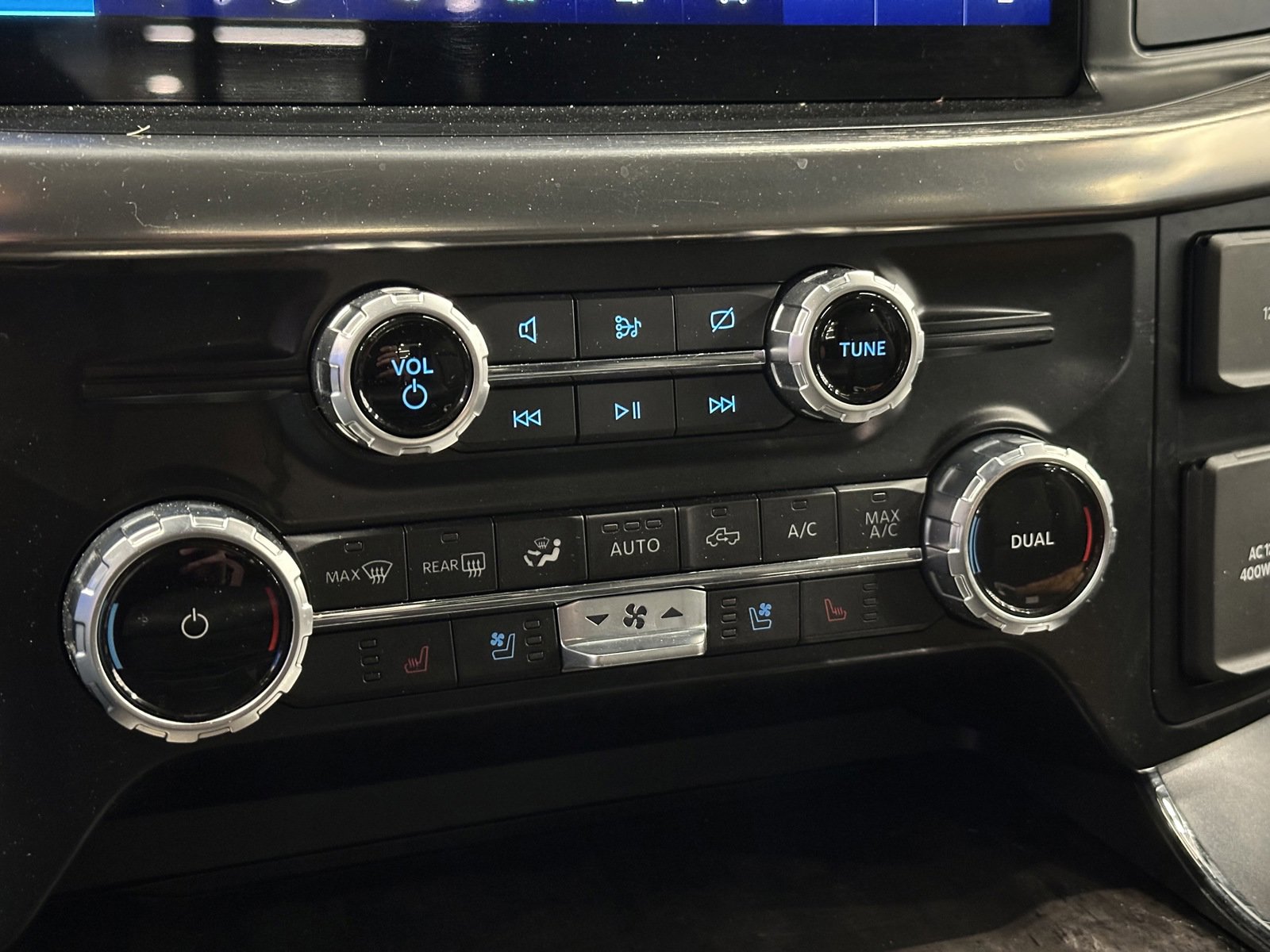 Used 2023 Ford F150 Lariat w/ Trailer Tow Package image 32