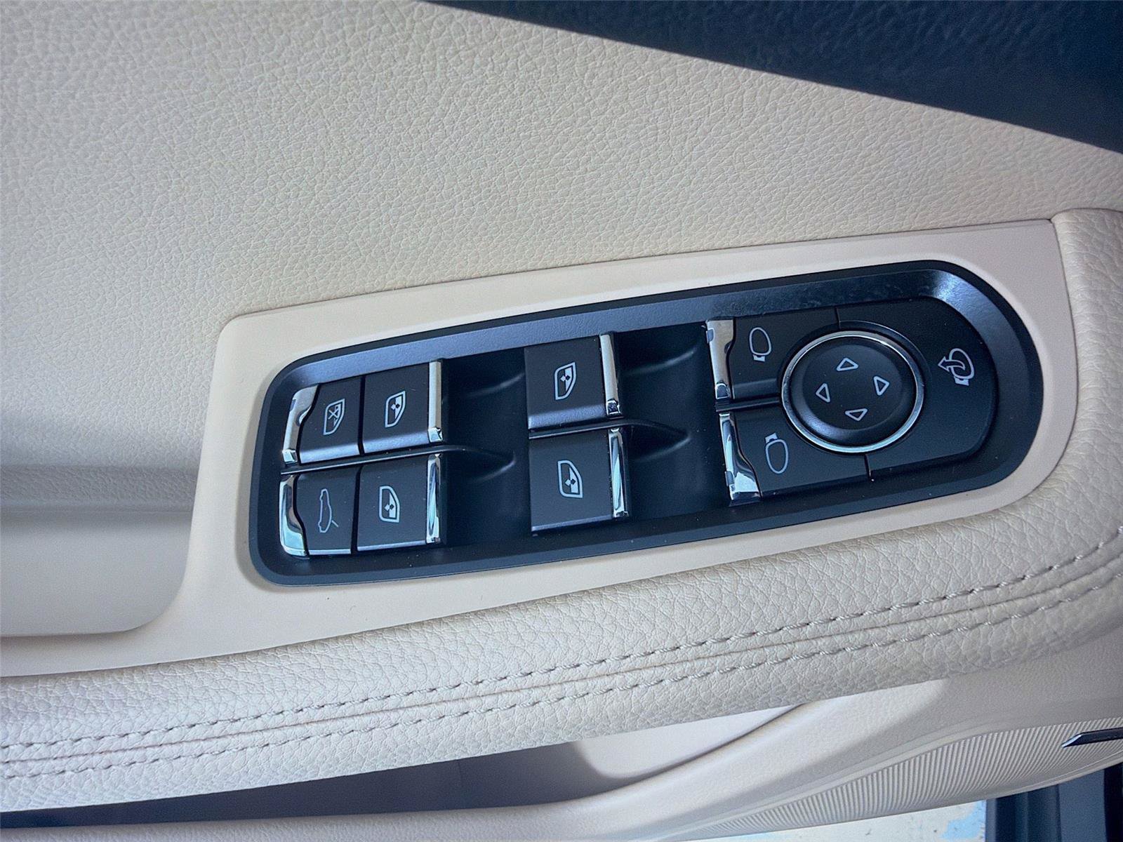 Certified 2026 Porsche Macan AWD/4WD image 8